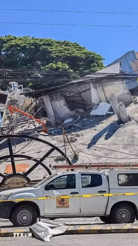 Tòa nhà bị phá hủy sau trận động đất tại General Santos, Philippines, ngày 8/6/2026. (Ảnh: THX/TTXVN)