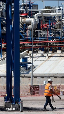 Một nhà ga khí đốt tự nhiên hóa lỏng. (Ảnh: THX/TTXVN)