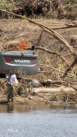 Lực lượng cứu hộ tìm kiếm nạn nhân tại hiện trường lũ quét ở bang Texas, Mỹ. (Ảnh: THX/TTXVN)
