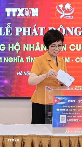 Bà Vũ Việt Trang, Bí thư Đảng ủy, Tổng Giám đốc TTXVN ủng hộ nhân dân Cuba. (Ảnh: Lê Đông/TTXVN)