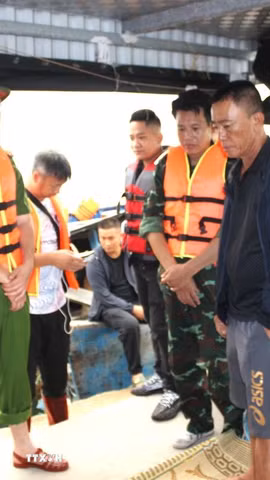 Các cơ quan chức năng yêu cầu các hộ lấn chiếm bãi triều tháo dỡ, trả lại hiện trạng mặt biển. (Ảnh: Thanh Vân/TTXVN)