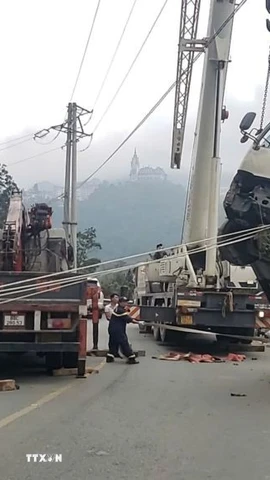 Chiếc xe tai nạn được đưa lên khỏi hiện trường. (Ảnh: Hoàng Hùng/TTXVN)