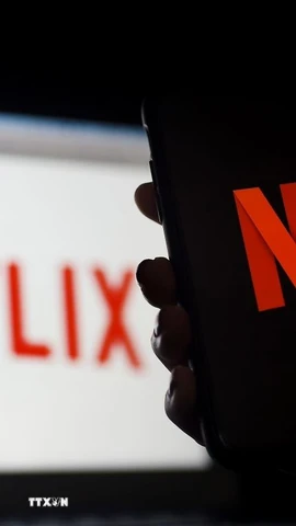 Biểu tượng Netflix trên màn hình điện thoại tại Arlington, Virginia, Mỹ. (Ảnh: AFP/TTXVN)