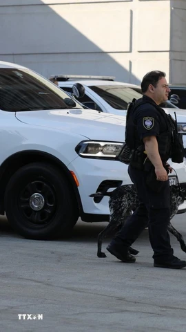 Cảnh sát thuộc Bộ An ninh Nội địa Mỹ làm nhiệm vụ tại Los Angeles, bang California ngày 15/12/2025. (Ảnh: THX/TTXVN)