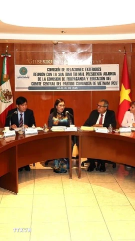 Quang cảnh buổi làm việc của đoàn công tác với Hạ nghị sỹ Pedro Vazquez, Chủ nhiệm Ủy ban Đối ngoại Hạ viện Mexico và đại diện các Ủy ban chức năng tại Hạ viện Mexico. (Ảnh: Phi Hùng/TTXVN)