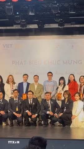 Đại sứ Việt Nam tại Pháp Trịnh Đức Hải, Đại sứ Việt Nam bên cạnh UNESCO Nguyễn Thị Vân Anh và các khách mời với trưởng đoàn, chủ tịch các hội thanh niên sinh viên Việt Nam tại các nước châu Âu. (Ảnh: Đào Dũng/TTXVN)