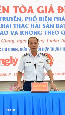 Tọa đàm, trao đổi pháp luật chống IUU với bà con ngư dân. (Ảnh: TTXVN phát)