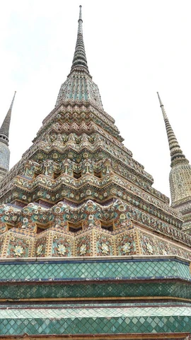 Khách du lịch tham quan Chùa Wat Pho ở Bangkok, Thái Lan. (Ảnh: THX/TTXVN)