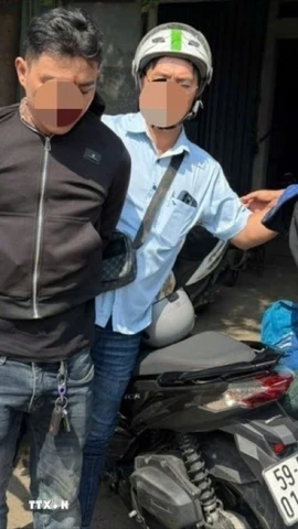 Lực lượng chức năng không chế, bắt giữ 2 đối tượng trong vụ hỗn chiến ở Thành phố Hồ Chí Minh rồi chạy về Tây Ninh lẩn trốn. (Ảnh: TTXVN phát)