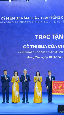 Nhân dịp kỷ niệm 60 năm ngày thành lập, Tổng Công ty May Hưng Yên đã được trao tặng Cờ thi đua của Chính phủ. (Ảnh: PV/Vietnam+)
