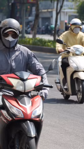 Người dân Huế ứng phó với đợt nắng nóng gay gắt. (Ảnh: Nguyên Lý/TTXVN)