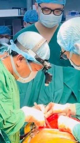 Thầy thuốc ưu tú Đinh Văn Lượng thực hiện một ca ghép phổi cùng các y bác sỹ của Bệnh viện Phổi Trung ương. (Ảnh: PV/Vietnam+)