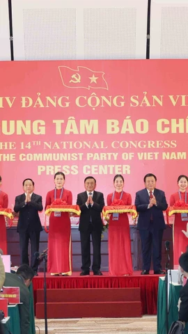 Đồng chí Trần Cẩm Tú, Ủy viên Bộ Chính trị, Thường trực Ban Bí thư cùng các đại biểu cắt băng khai trương Trung tâm Báo chí Đại hội XIV của Đảng. (Ảnh: Phương Hoa/TTXVN)