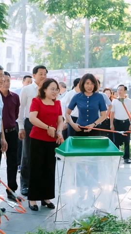 Lãnh đạo thành phố Hà Nội cùng công nhân môi trường của Công ty Đô thị Hà Nội tham gia dọn rác, làm vệ sinh môi trường khu vườn hoa và xung quanh Quảng trường Cách mạng Tháng Tám. (Ảnh: PV/Vietnam+)