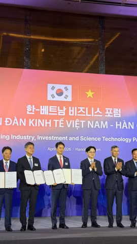 Ngày 23/4, tại Diễn đàn hợp tác kinh tế Việt Nam-Hàn Quốc, dưới sự chứng kiến của Thủ tướng Chính phủ Việt Nam và Tổng thống Hàn Quốc, Chủ tịch Ủy ban Nhân dân tỉnh Nghệ An đã trao Giấy chứng nhận đăng ký đầu tư dự án LNG Quỳnh Lập cho liên danh nhà đầu tư. (Ảnh: PV/Vietnam+)