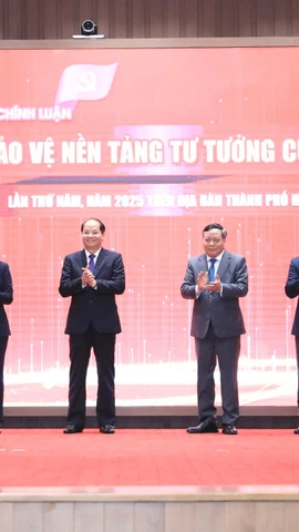 Lãnh đạo Trung ương và thành phố Hà Nội thực hiện nghi thức phát động cuộc thi chính luận về bảo vệ nền tảng tư tưởng của Đảng. (Ảnh: PV/Vietnam+)