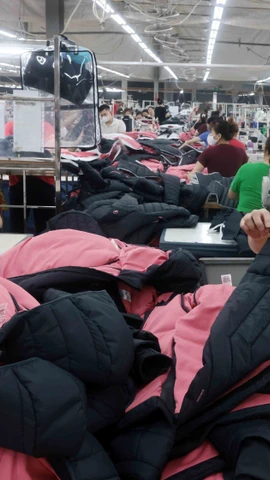 Bài viết nhận định Nghị quyết 68 về phát triển kinh tế tư nhân là sự chuyển biến có ý nghĩa khi cho phép các công ty tư nhân đảm nhận vai trò quan trọng hơn trong nền kinh tế Việt Nam. (Ảnh: Trần Việt/TTXVN)