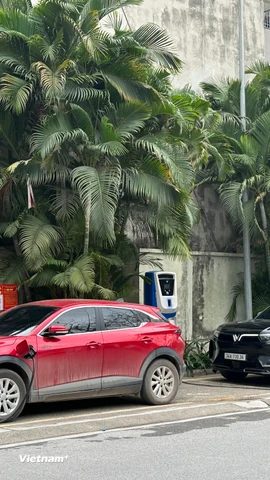 Một trạm sạc xe điện tại Hà Nội. (Ảnh: Xuân Quảng/Vietnam+)