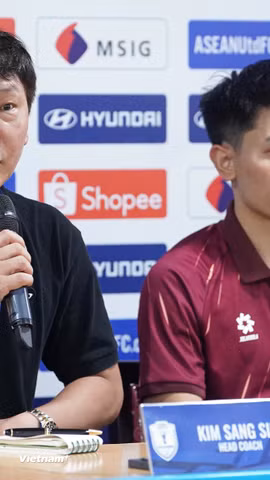 Huấn luyện viên Kim Sang-sik (áo đen) dành lời khen cho Đình Bắc sau chiến thắng 3-1 của đội tuyển Việt Nam trước Campuchia. (Ảnh: Việt Anh/Vietnam+)