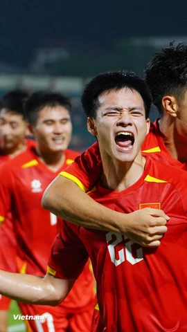 Thanh Nhàn (số 22) được ra sân ngay từ đầu, sát cánh cùng 2 tiền đạo khác là Đình Bắc và Quốc Việt. (Ảnh: Việt Anh/Vietnam+)