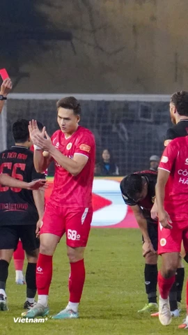 Công an Hà Nội (áo đỏ) giành chiến thắng ở trận 'siêu kinh điển' trước Ninh Bình FC. (Ảnh: Việt Anh/Vietnam+)