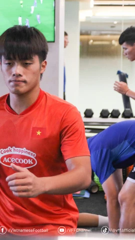 Các tuyển thủ U23 Việt Nam tập phục hồi thể lực trong phòng gym chuẩn bị cho trận chung kết Giải U23 Đông Nam Á 2025. (Ảnh: VFF)
