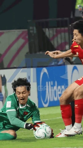 Thủ môn Cao Văn Bình (áo xanh) trở thành 'người hùng' ở loạt luân lưu giúp U23 Việt Nam giành hạng Ba Giải U23 châu Á 2026. (Ảnh: afc)