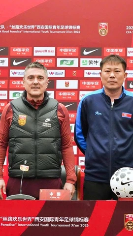 Huấn luyện viên Đinh Hồng Vinh (ngoài cùng bên phải) tham dự họp báo trước thềm Giải bóng đá quốc tế CFA Team China - Tây An 2026. (Ảnh: VFF)