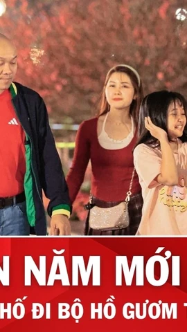 Không khí rộn ràng tại Phố đi bộ Hồ Gươm trước thời khắc đón Giao thừa 