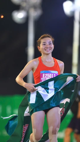 Nguyễn Thị Oanh có lần thứ 4 liên tiếp giành chức vô địch cự ly 21km Giải Bán marathon Quốc tế Việt Nam. (Ảnh: VIHM)