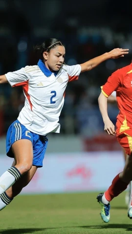 Đội tuyển Nữ Việt Nam (áo đỏ) nhận thất bại 0-1 trước Philippines ở lượt trận thứ 2 bảng B. (Ảnh: TTXVN)