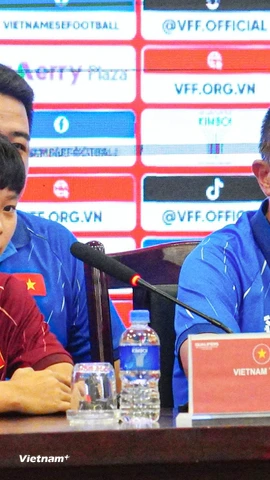 Huấn luyện viên trưởng Okiyama Masahiko (phải) và đội trưởng Lưu Hoàng Vân của đội tuyển U20 Nữ Việt Nam tham dự buổi họp báo. (Ảnh: Việt Anh/Vietnam+)