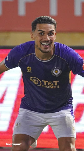 Tiền vệ nhập tịch Đỗ Hoàng Hên (Hendrio) ghi bàn ấn định chiến thắng 2-0 cho Hà Nội FC trước đội khách Hải Phòng. (Ảnh: Việt Anh/Vietnam+)