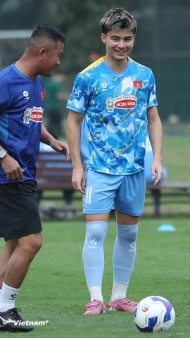 Việt kiều Croatia 'bập bẹ' tiếng Việt, mệt nhưng vui với buổi tập cùng đội U23