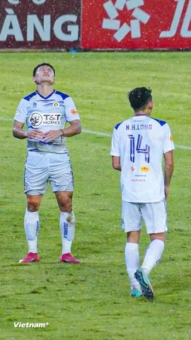Hà Nội FC (áo trắng) ngậm ngùi nhận vị trí Á quân V-League mùa giải 2024-2025. (Ảnh: Việt Anh/Vietnam+)