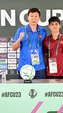 Huấn luyện viên Kim Sang-sik (áo xanh) và đội trưởng Khuất Văn Khang dự họp báo trước tứ kết U23 châu Á 2026. (Ảnh: VFF)