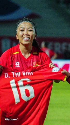 Huỳnh Như (giữa) tỏa sáng với đường chuyền "dọn cỗ" giúp Đội tuyển Nữ Việt Nam giành chiến thắng 1-0 trước Đội tuyển Nữ Thái Lan. (Ảnh: Việt Anh/Vietnam+)