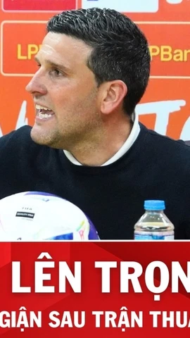 HLV Ninh Bình FC đập bàn "xả giận" lên trọng tài Malaysia sau trận thua đau trước Công an Hà Nội