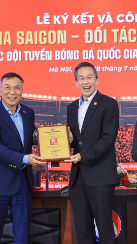 Ông Trần Quốc Tuấn, Chủ tịch Liên đoàn Bóng đá Việt Nam (VFF), trao Bảng danh vị tài trợ cho Tổng giám đốc Lester Tan Teck Chuan, đại diện SABECO. (Ảnh: VFF)