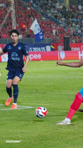 Công an Hà Nội (áo đỏ) để đối thủ Buriram United cầm hòa 2-2 ở trận chung kết lượt đi Shopee Cup 2024-2025. (Ảnh: Việt Anh/Vietnam+)