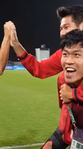 Xúc động hình ảnh Lý Đức cõng Hiểu Minh ăn mừng Huy chương Đồng U23 châu Á
