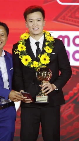 Tiền vệ Hoàng Đức giành Quả bóng Vàng Việt Nam năm 2025. (Ảnh: sggp)