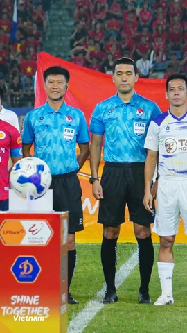 Thử thách mang tên Công an Hà Nội (áo đỏ) chờ đón Hà Nội FC ở trận derby Thủ đô tại vòng 15 V-League 2025/26. (Ảnh: Việt Anh/Vietnam+)