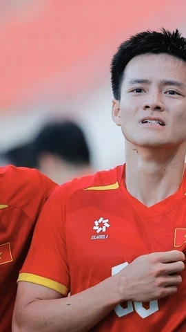 "Siêu dự bị" Thanh Nhàn (phải) ăn mừng pha lập công ấn định chiến thắng 2-0 của U22 Việt Nam trước Philippines. (Ảnh: TTXVN)