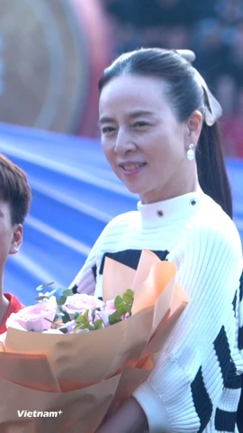 Bà Madam Pang, Chủ tịch Liên đoàn Bóng đá Thái Lan dự khán trận giao hữu giữa U17 Nữ Việt Nam và U17 Nữ Thái Lan. (Ảnh: Việt Anh/Vietnam+)