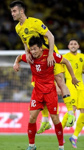 Đội tuyển Việt Nam (áo đỏ) nhận thất bại 0-4 trước Malaysia ở vòng loại Asian Cup 2027. (Ảnh: Malaysia NT)