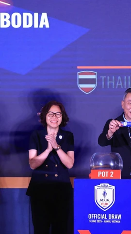 Chủ tịch Liên đoàn Bóng đá Việt Nam (VFF) Trần Quốc Tuấn (phải) bốc thăm chia bảng Giải Bóng đá Nữ Vô địch Đông Nam Á 2025. (Ảnh: VFF)