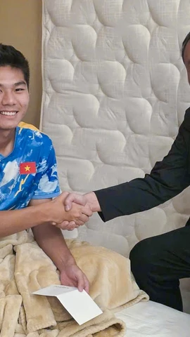 Chủ tịch Liên đoàn Bóng đá Việt Nam Trần Quốc Tuấn đến thăm và động viên trung vệ Nguyễn Hiểu Minh. (Ảnh: VFF)