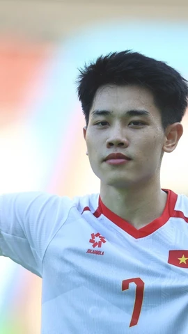Tiền đạo Đình Bắc lập cú đúp ở trận mở màn SEA Games 33. (Ảnh: TTXVN)