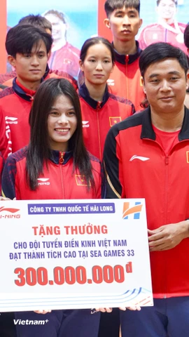 Đội tuyển Điền kinh Việt Nam nhận thưởng 1 tỷ đồng sau thành tích tại SEA Games 33. (Ảnh: Việt Anh/Vietnam+)